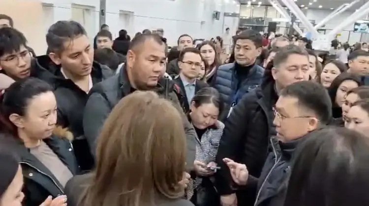 Министр транспорта РК вышел к застрявшим в аэропорту Астаны пассажирам