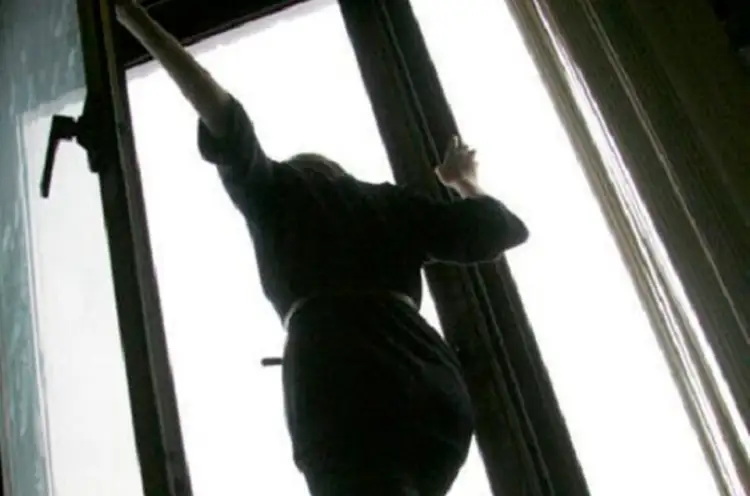 В Караганде женщина спрыгнула с 7 этажа