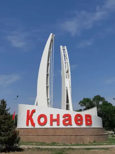 Вывески и указатели в городе Қонаев - первые фото из нового областного центра 